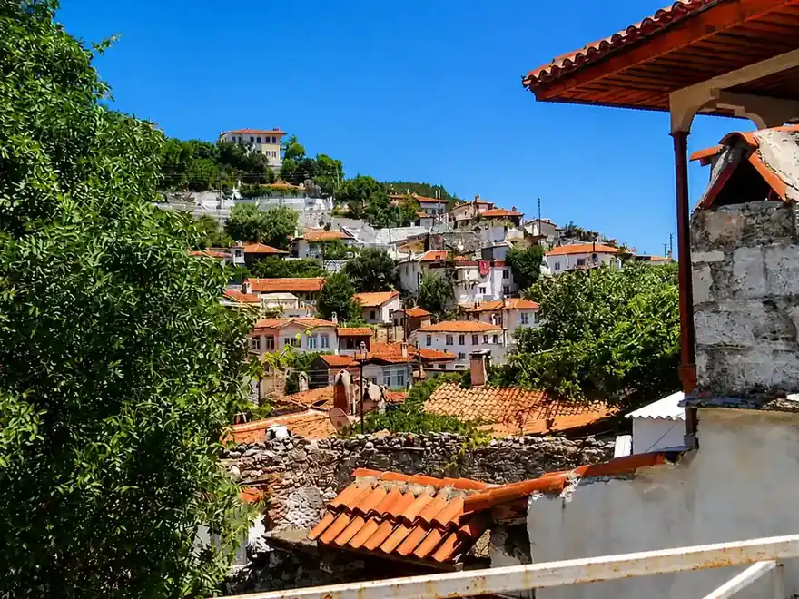 Muğla bölgesinde kiremit çatılar ve yeşil tepeler